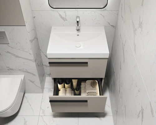 Badezimmer mit Waschbeckenunterschrank, offenem Auszug und Marmorfliesen