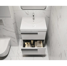 Modernes Badezimmer mit Waschbeckenunterschrank, offenem Schubfach und Marmorfliesen