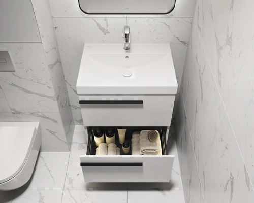 Modernes Badezimmer mit Waschbeckenunterschrank, offenem Schubfach und Marmorfliesen