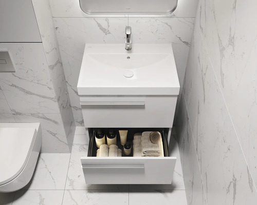 Modernes Badezimmer mit Waschbeckenunterschrank, geöffneter Schublade und Marmorfliesen