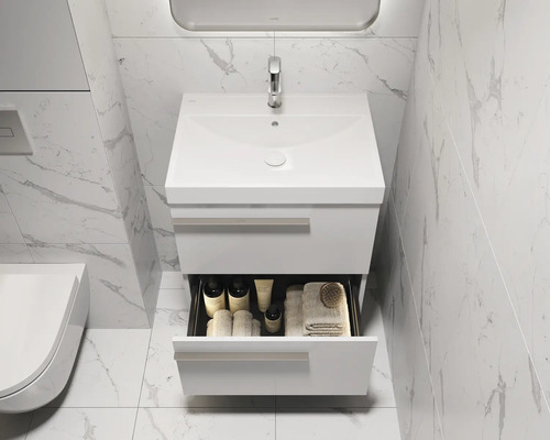 Badezimmer mit Waschbeckenunterschrank, offenem Schubfach, Armatur und Spiegel