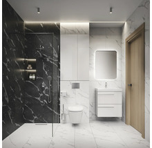 Modernes Badezimmer mit Dusche, Toilette, Waschbeckenunterschrank und Spiegel