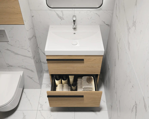 Badezimmer mit Waschbeckenunterschrank, offenem Schubfach, Armatur und Spiegel