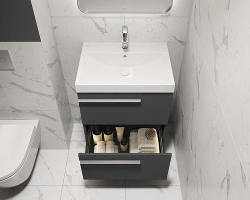 Badezimmer mit Waschbeckenunterschrank, offenem Schubfach und Badartikeln