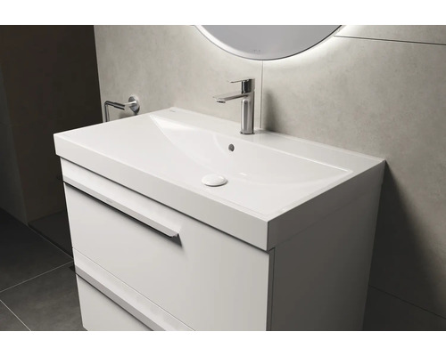 Weißer Waschtischunterschrank mit Becken und Armatur im Badezimmer