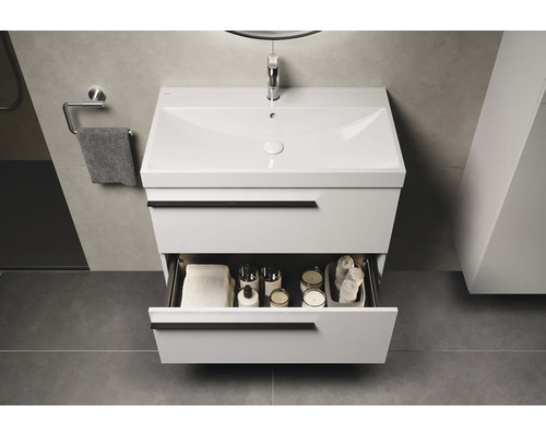 Modernes Badezimmer mit Waschbeckenunterschrank, offenem Auszug und Accessoires