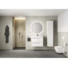 Modernes Badezimmer mit Dusche, Waschtisch, Spiegel, Toilette und Bademantel
