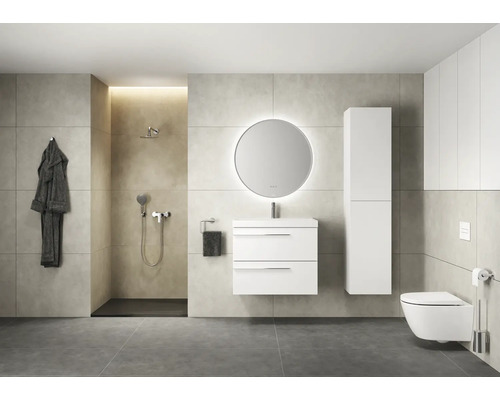 Modernes Badezimmer mit Dusche, Waschtisch mit Spiegel, Hochschrank und Toilette.