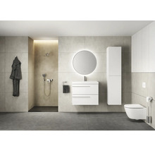 Modernes Badezimmer mit Dusche, Waschtisch mit Spiegel, Schrank und Toilette