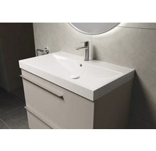 Waschtisch mit Unterschrank und Armatur im Badezimmer.