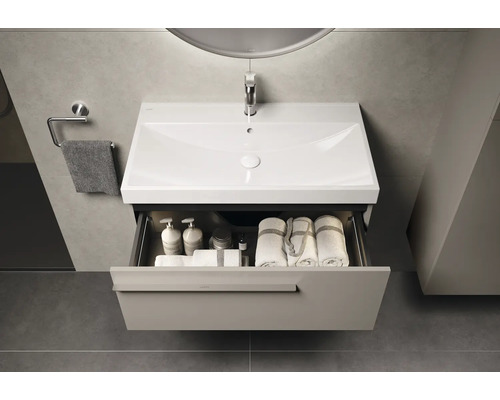 Waschtisch mit Schublade und Handtüchern im Badezimmer