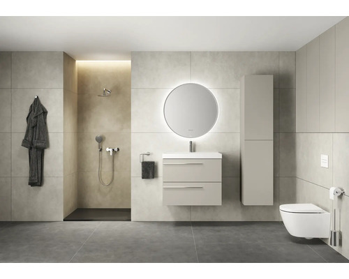 Modernes Badezimmer mit Dusche, Waschtisch, Spiegel, Toilette und Bademantel