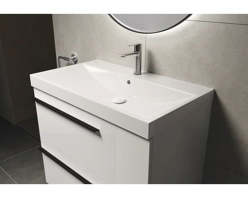 Waschtischunterschrank mit Waschbecken und Armatur im Badezimmer