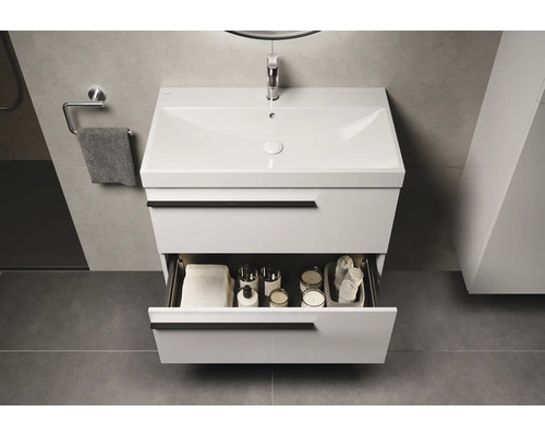 Waschtisch mit offenem Schubfach im Badezimmer