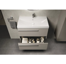 Waschtischunterschrank mit offenem Auszug im Badezimmer.