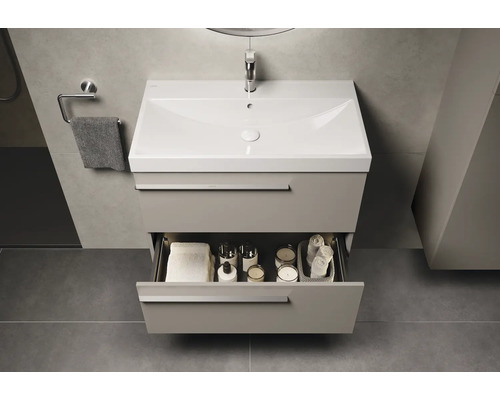 Waschtischunterschrank mit offenem Auszug im Badezimmer.