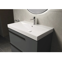 Waschtischunterschrank mit Waschbecken und Armatur im modernen Badezimmer