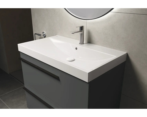 Waschtischunterschrank mit Waschbecken und Armatur im modernen Badezimmer