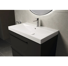 Waschtischunterschrank mit Waschbecken und Armatur im Badezimmer