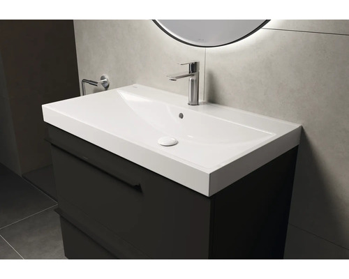 Waschtischunterschrank mit Waschbecken und Armatur im Badezimmer