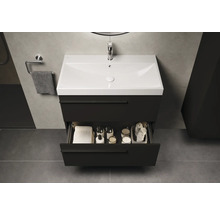 Modernes Badezimmer mit Waschbeckenunterschrank, offenem Schubfach und Handtuchhalter