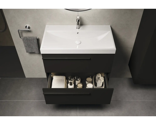 Modernes Badezimmer mit Waschbeckenunterschrank, offenem Schubfach und Handtuchhalter