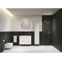 Modernes Badezimmer mit Toilette, Waschtisch, Spiegelschrank und Dusche