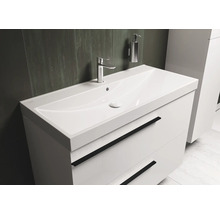 Waschtischunterschrank mit Aufsatzwaschbecken, Armatur und Seifenspender im modernen Badezimmer