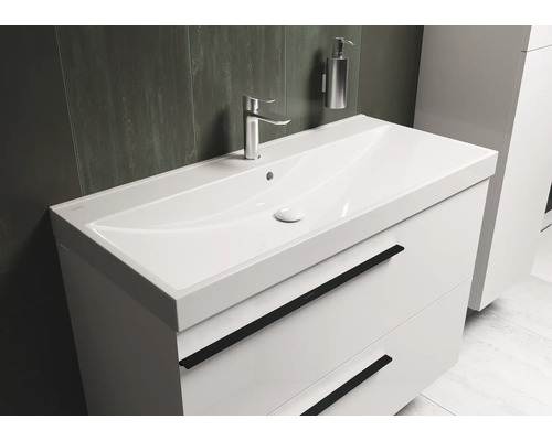 Waschtischunterschrank mit Aufsatzwaschbecken, Armatur und Seifenspender im modernen Badezimmer