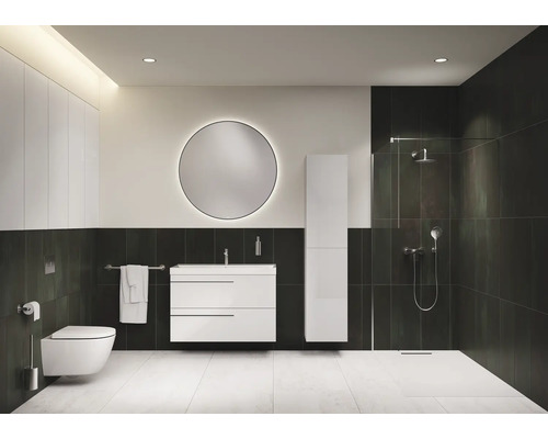 Helles Badezimmer mit Toilette, Waschtischunterschrank, Spiegelschrank und Dusche.