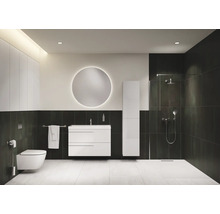 Modernes Badezimmer mit Toilette, Waschtisch, Spiegel und Dusche