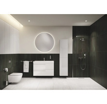 Modernes Badezimmer mit Toilette, Waschtisch, Spiegel und Dusche