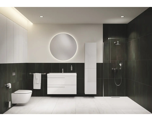 Modernes Badezimmer mit Toilette, Waschtisch, Spiegel und Dusche