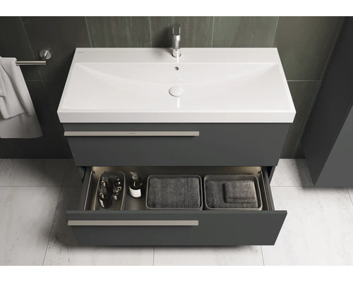 Waschtischunterschrank mit offenem Schubfach, Ablagefächern und Kosmetikprodukten im Badezimmer