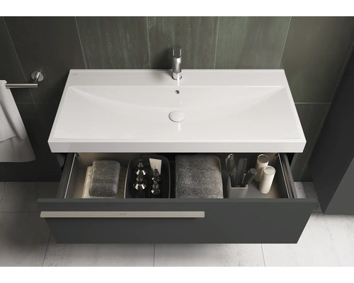 Waschtischunterschrank mit offenem Schubfach, Waschbecken und Armatur im Badezimmer