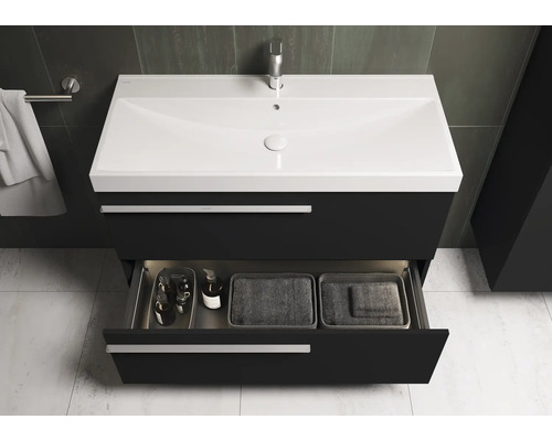 Waschtisch mit offenem Schubfach, Waschbecken und Armatur im Badezimmer.