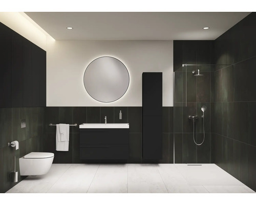 Modernes Badezimmer mit Toilette, Waschtisch, Spiegel, Hochschrank und Dusche.