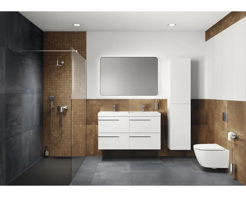 Modernes Badezimmer mit Dusche, Waschtisch mit Spiegel, Hochschrank und Wand-WC.
