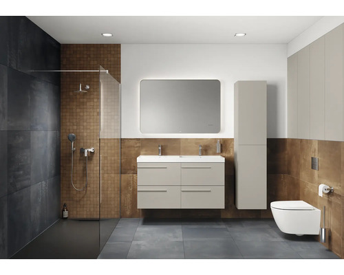 Modernes Badezimmer mit Dusche, Waschtisch, Spiegel und Toilette