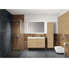 Helles Badezimmer mit Dusche, Waschtisch, Spiegel und Toilette