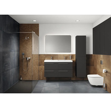 Modernes Badezimmer mit Dusche, Waschtisch, Spiegel und Toilette.