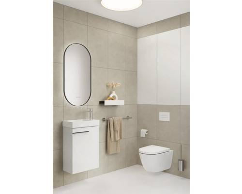 Modernes Badezimmer mit Waschtisch, Spiegel, Handtuchhalter und Wand-WC.