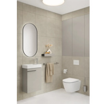 Modernes Badezimmer mit Waschtisch, Spiegel, Toilette und Handtuchhalter