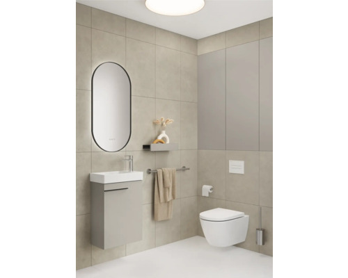 Modernes Badezimmer mit Waschtisch, Spiegel, Toilette und Handtuchhalter