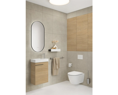 Modernes Badezimmer mit Toilette, Waschbeckenunterschrank und Spiegel