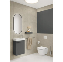 Helles Badezimmer mit Waschtisch, Spiegel, Toilette und Handtuchhalter