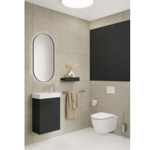 Modernes Badezimmer mit Waschtisch, Spiegel, Toilette und Handtuchhalter