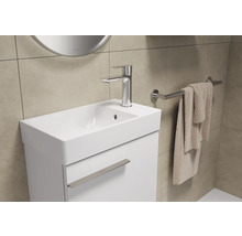Badezimmer mit Waschtisch, Armatur und Handtuchhalter