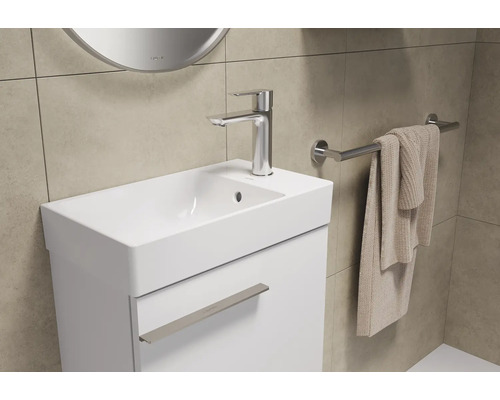 Badezimmer mit Waschtisch, Armatur und Handtuchhalter