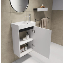 Waschtischunterschrank mit offenem Schrank, Waschbecken und Armatur im Badezimmer